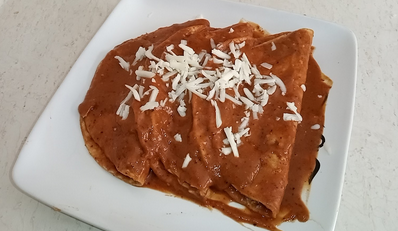 Enfrijoladas mexicanas tradicionales con queso y pollo